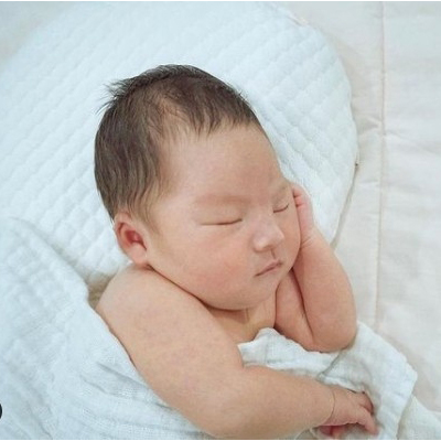 greysa格蕾莎抬腿枕專為1歲以上寶寶設計的枕頭 獨家專利3D立體漩渦式頭槽 透氣呼吸孔洞設計真正安全透氣